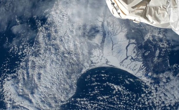 Космическая станция пролетела над заснеженным Сахалином