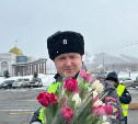 Инспекторы ДПС подарили сахалинкам цветы в честь 8 Марта