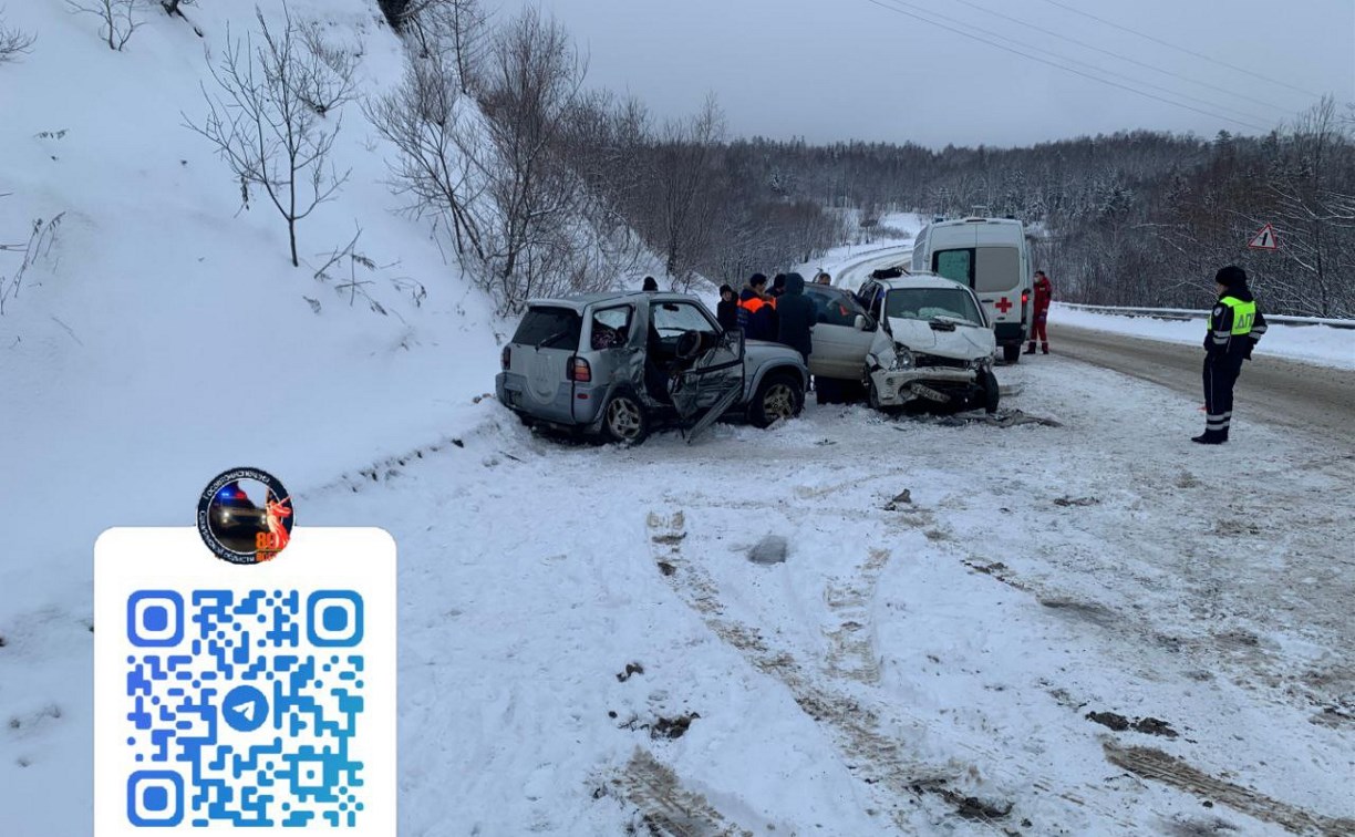 Автомобиль Toyota Rav4 занесло на трассе в пригороде Южно-Сахалинска - пострадали три человека