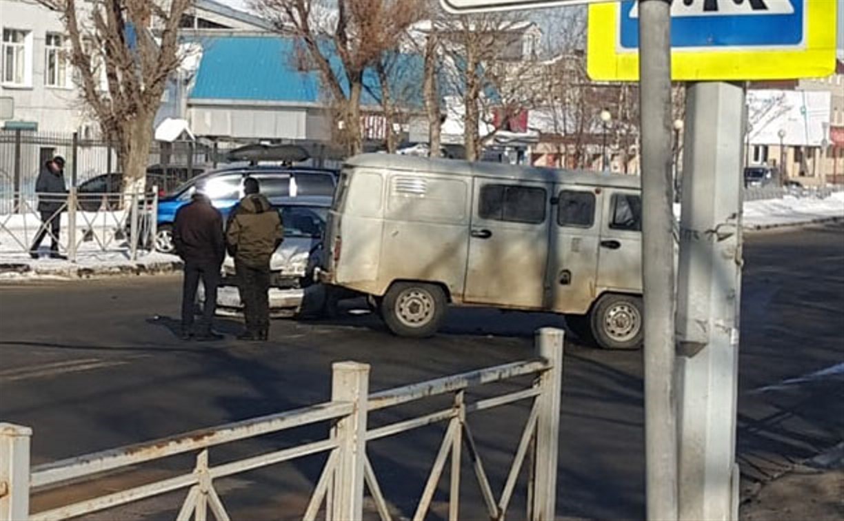 На проспекте Мира в Южно-Сахалинске столкнулись УАЗ и «тойота»