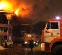 "Вручную разбирали кровлю": пожарные объяснили сложность тушения комплекса "777" в Южно-Сахалинске
