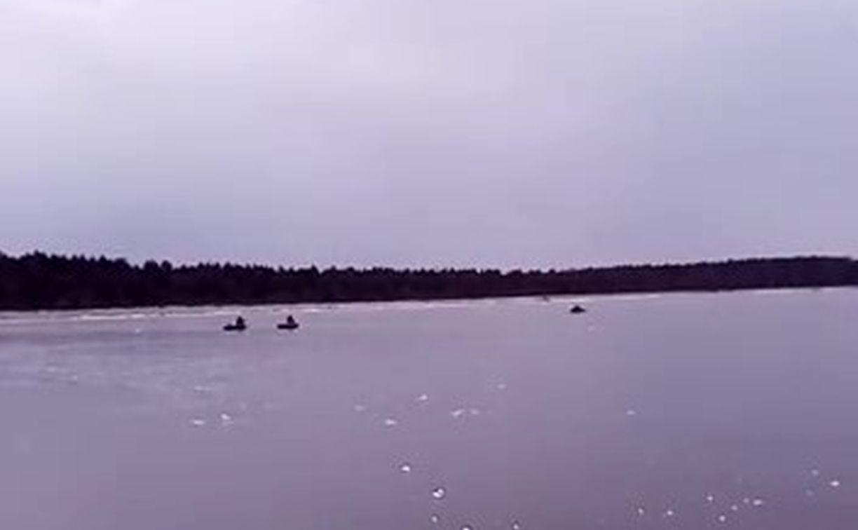 Упёртые сахалинские рыбаки пробивают сантиметровый лёд лодками в погоне за корюшкой