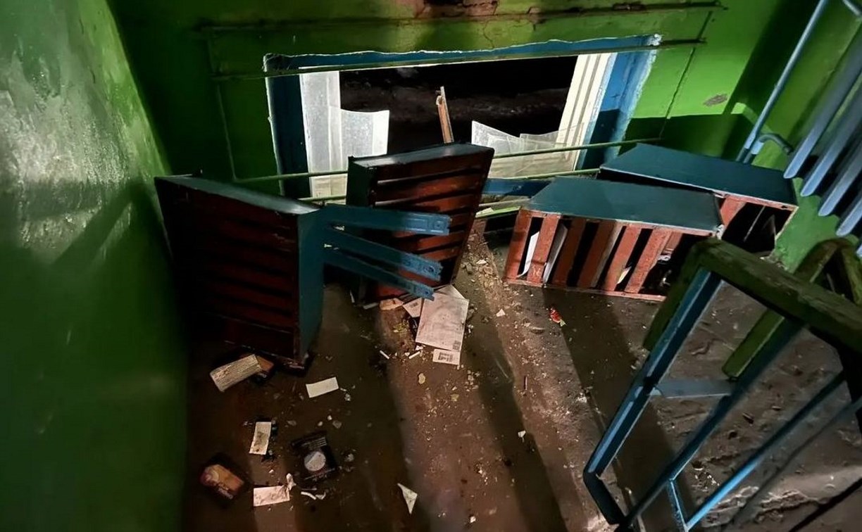 В одном из домов Поронайска разом обвалились все почтовые ящики и выбили окно в подъезде