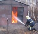В Холмске пожарные ликвидировали возгорание гаража