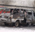 Микроавтобус с поддельными номерами сгорел ночью в Южно-Сахалинске (ФОТО)