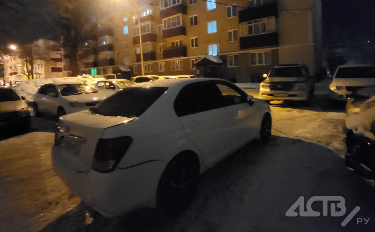 В Южно-Сахалинске неизвестный врезался в Toyota Corolla Axio и скрылся