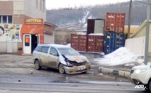 В Южно-Сахалинске не поделили дорогу такси, внедорожник и легковушка