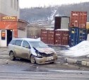 В Южно-Сахалинске не поделили дорогу такси, внедорожник и легковушка