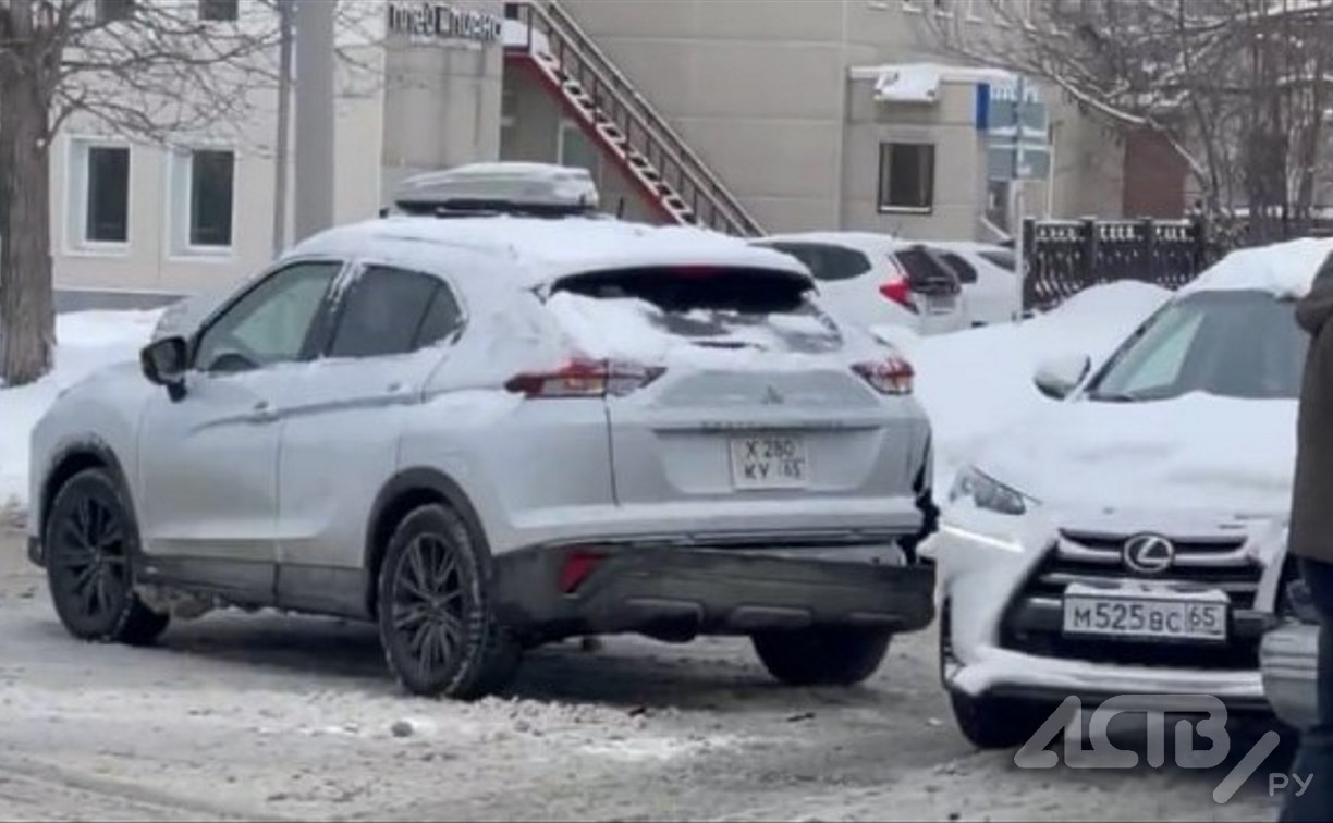 Очевидец: автобус в Южно-Сахалинске зацепил побитый бампер попавшего в ДТП кроссовера