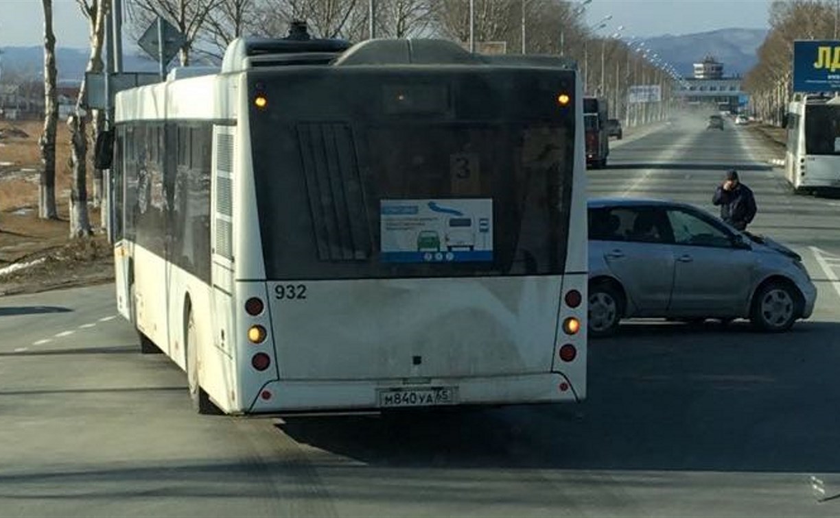 Рейсовый автобус столкнулся с легковушкой у аэропорта Хомутово 