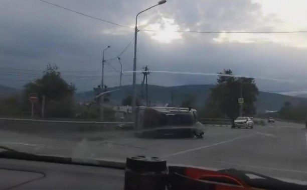 Toyota перевернулась на бок в аварии на окраине Южно-Сахалинска