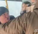 Сахалинцев просят помочь установить личности мужчин, ввязавшихся в потасовку в автобусе