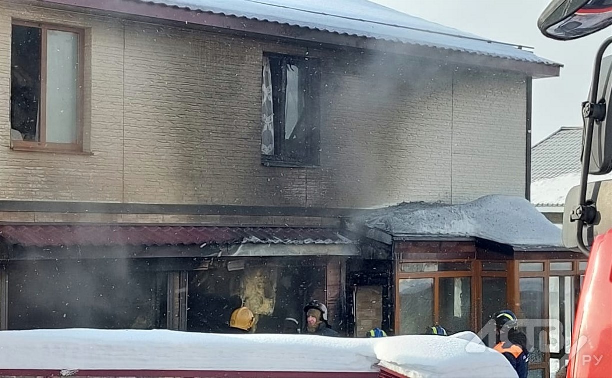 В микрорайоне "Зима-3" в Южно-Сахалинске загорелся двухэтажный жилой дом 