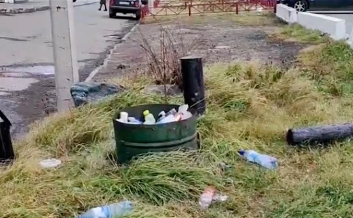 Набережная в Холмске тонет под грудами мусора