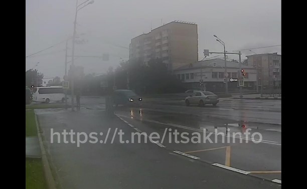 Микроавтобус сбил человека на перекрёстке в Южно-Сахалинске