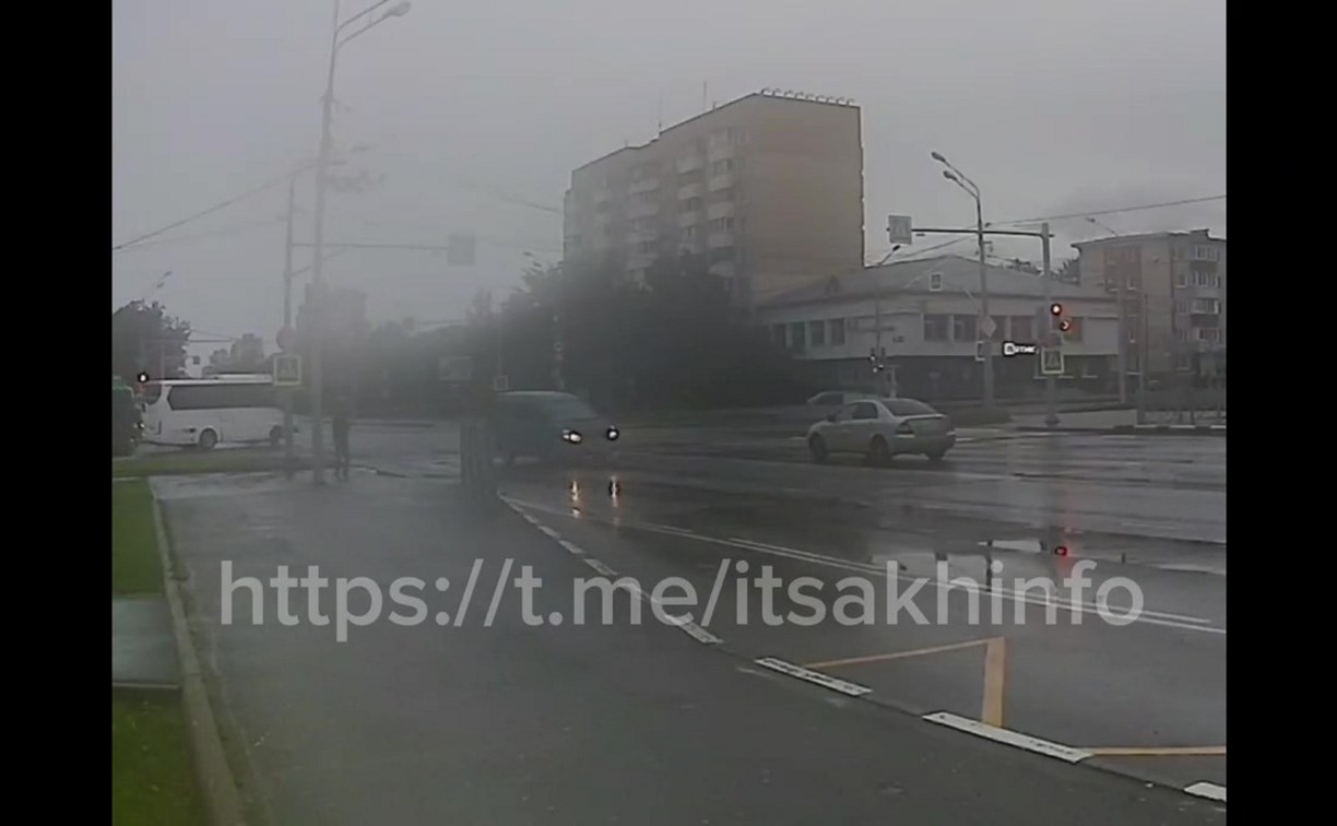 Микроавтобус сбил человека на перекрёстке в Южно-Сахалинске | 03.07.2024 |  Южно-Сахалинск - БезФормата