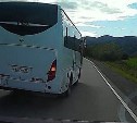 Все любят гонять, и автобус тоже: сахалинцы сняли на видео опасные манёвры водителей на трассе