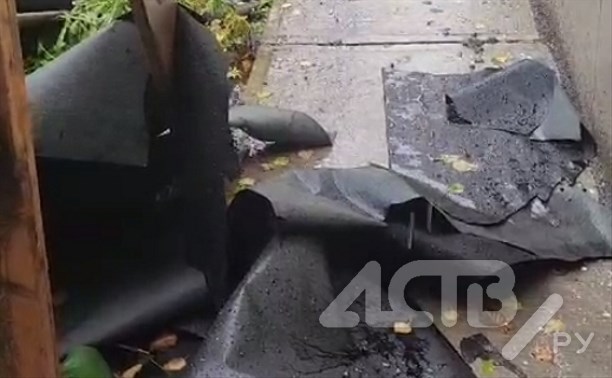"Вот это отремонтировали": у многострадального дома в Южно-Сахалинске теперь сорвало покрытие крыши 