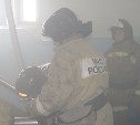 Жильцы пятиэтажки выбежали на улицу из-за пожара в Александровск-Сахалинском районе