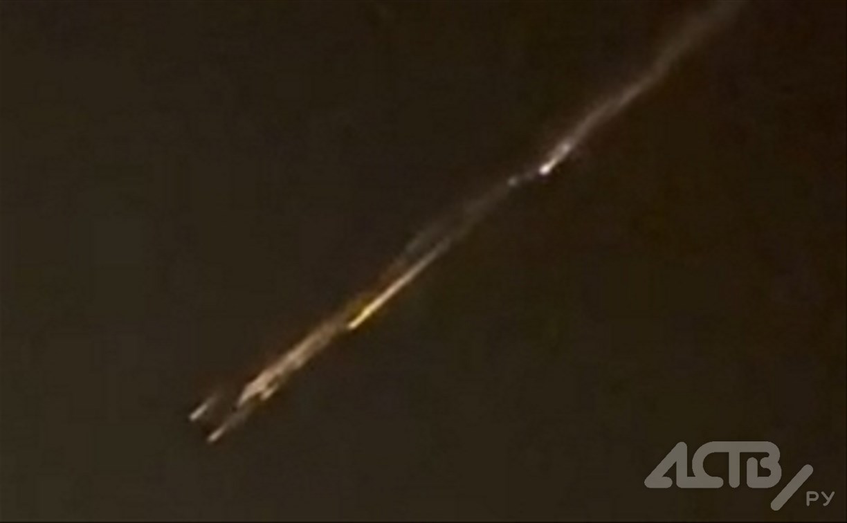 Неизвестный светящийся объект заметили сахалинцы в небе ночью 17 октября 