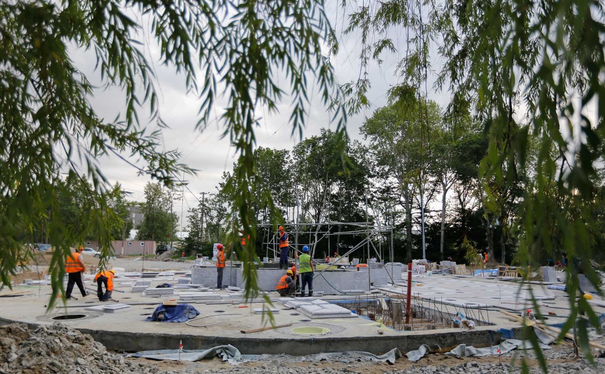 В парке Южно-Сахалинска готовятся к пусконаладке музыкального фонтана