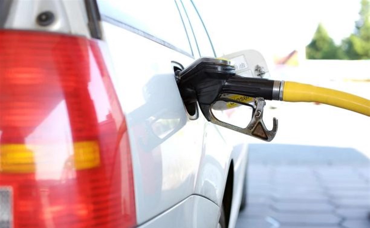 Накалённая ситуация с топливом в Холмске продолжается: людям продают не более 10 литров