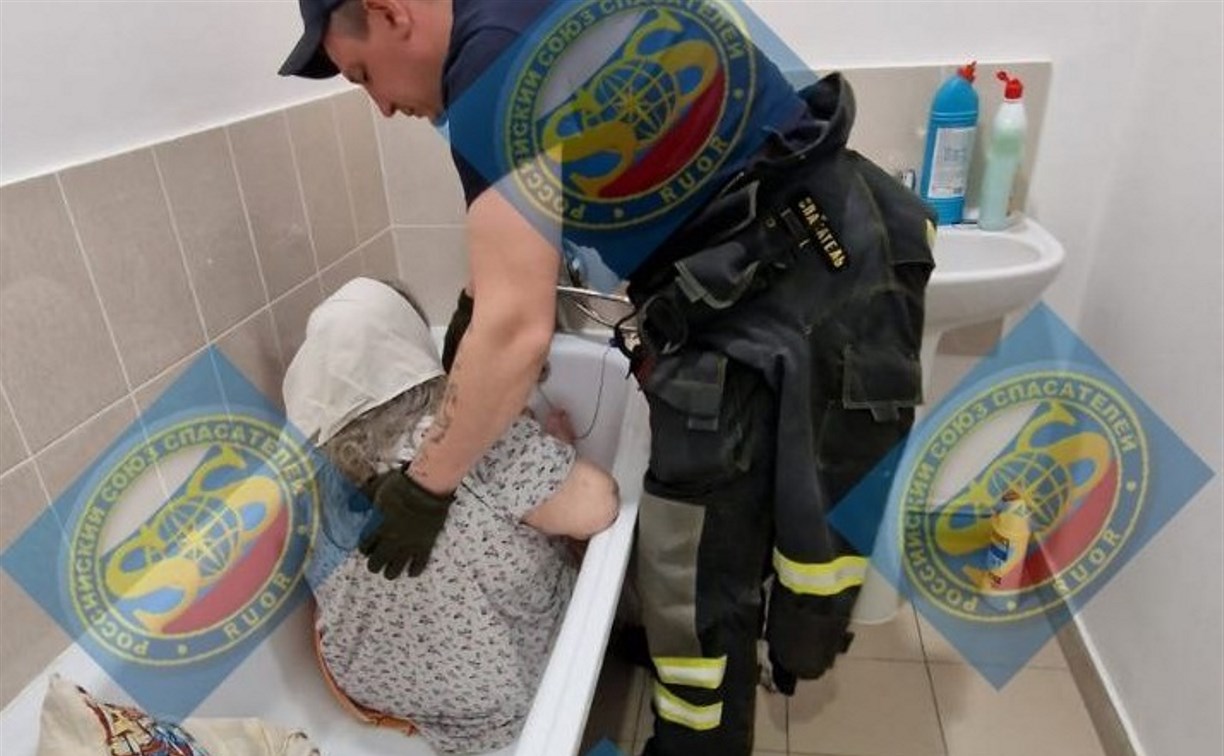 День сахалинских спасателей: два человека упали в ванной и не могли встать, одинокую женщину нашли мертвой