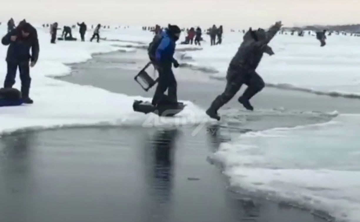 Раз оступилась по льду пошли трещины два. Человек на льдине. Рыбаки на льдине. Последний лед. Рыбаки на льду.