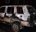 Nissan Terrano тушили ночью пожарные в Южно-Сахалинске