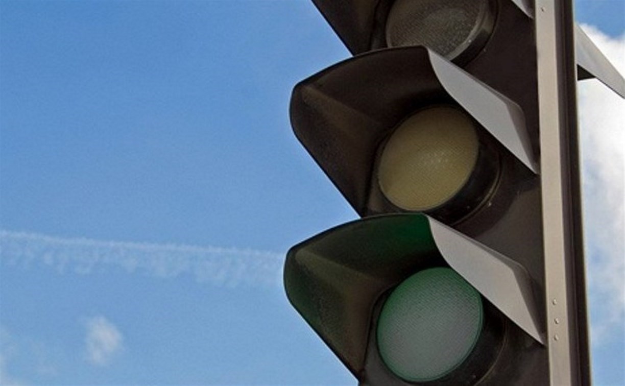 В Южно-Сахалинске продолжают отлаживать работу светофора на перекрёстке Комсомольской-Хабаровской