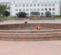 В фонтан на городской площади Корсакова добавили моющее средство