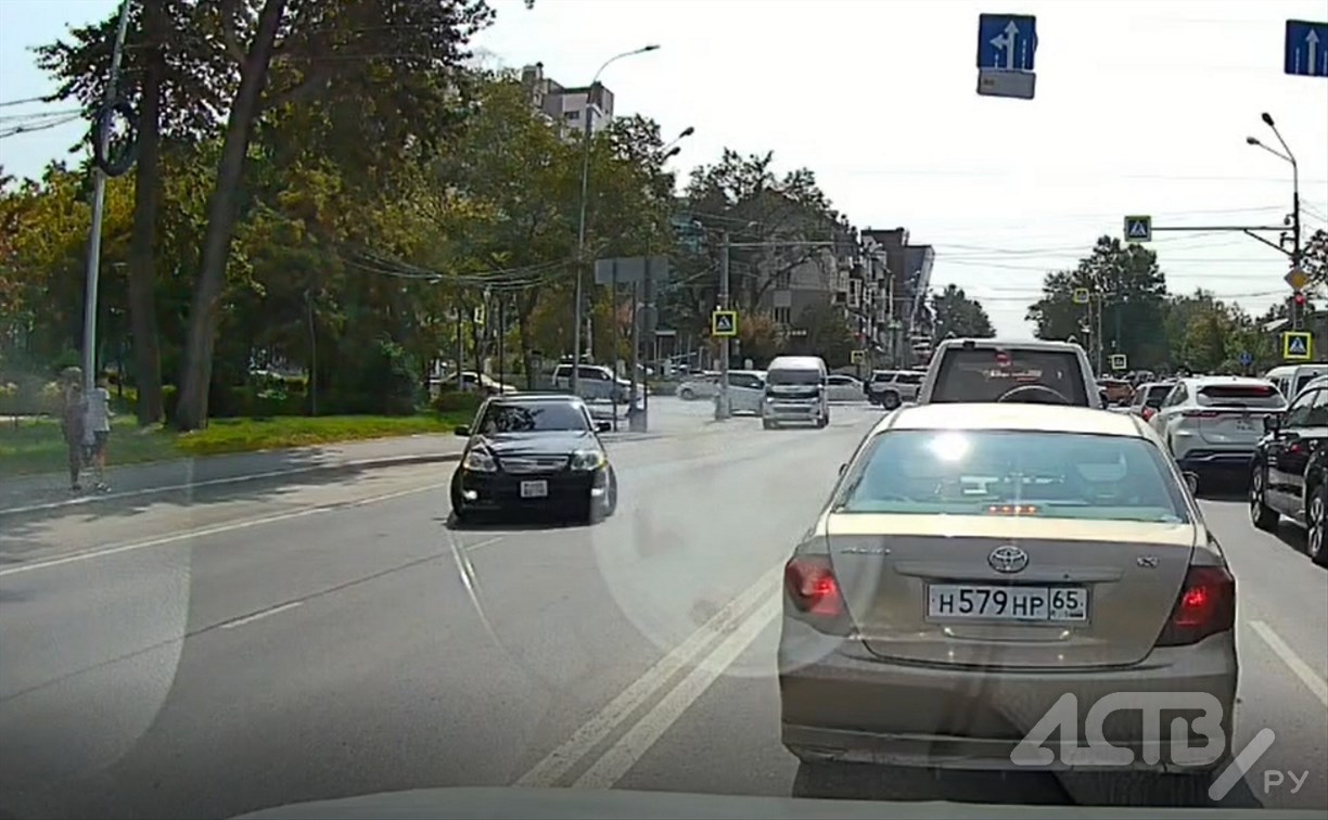 "Форсаж" снимают?": Toyota Mark 2 на скорости юзом влетел в поворот в центре Южно-Сахалинска 