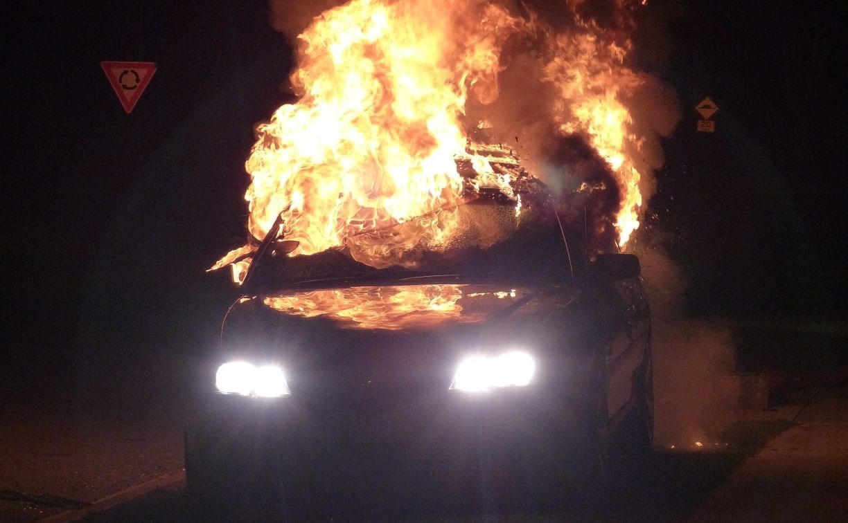 Автомобиль Toyota Corolla сгорел в Томаринском районе