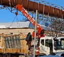 Водитель автокрана зацепил надземную теплотрассу в Южно-Сахалинске и "починил" её с помощью верёвки