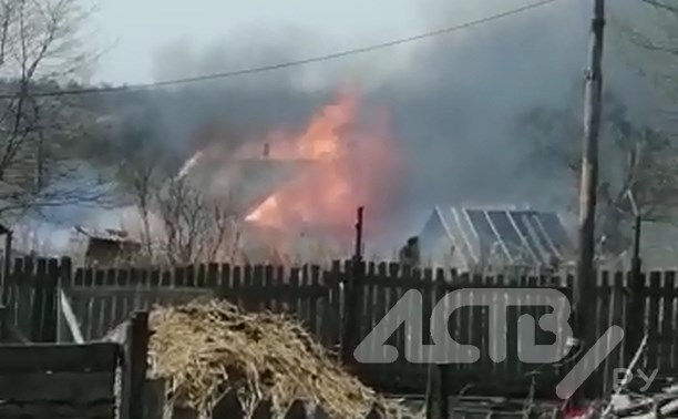 Началось с сухой травы: дачный дом сгорел в Шахтёрске