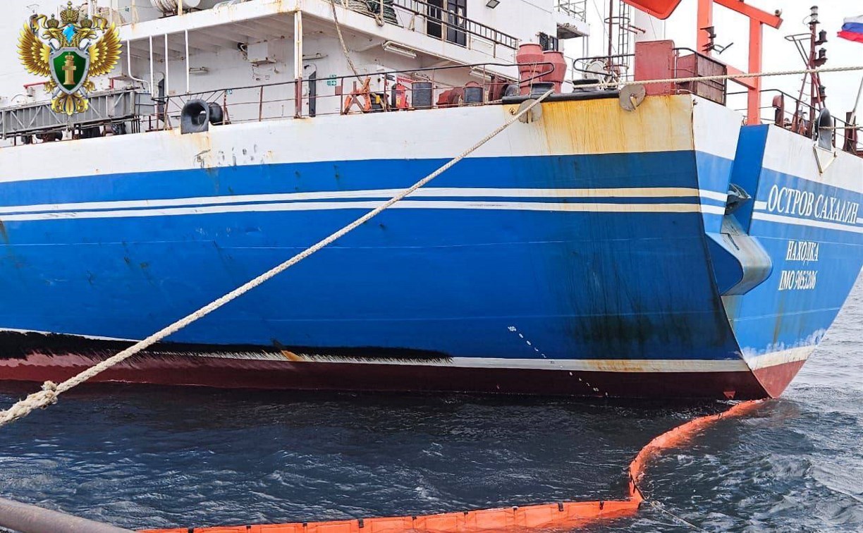 Разлив мазута произошел во время перекачки топлива из танкера "Остров Сахалин" Разлив мазута произошел во время перекачки топлива из танкера "Остров Сахалин"