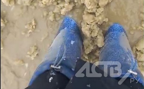 "Вода прибывает": Долинск после сильнейшей метели ещё и затопило из-за порыва трубы