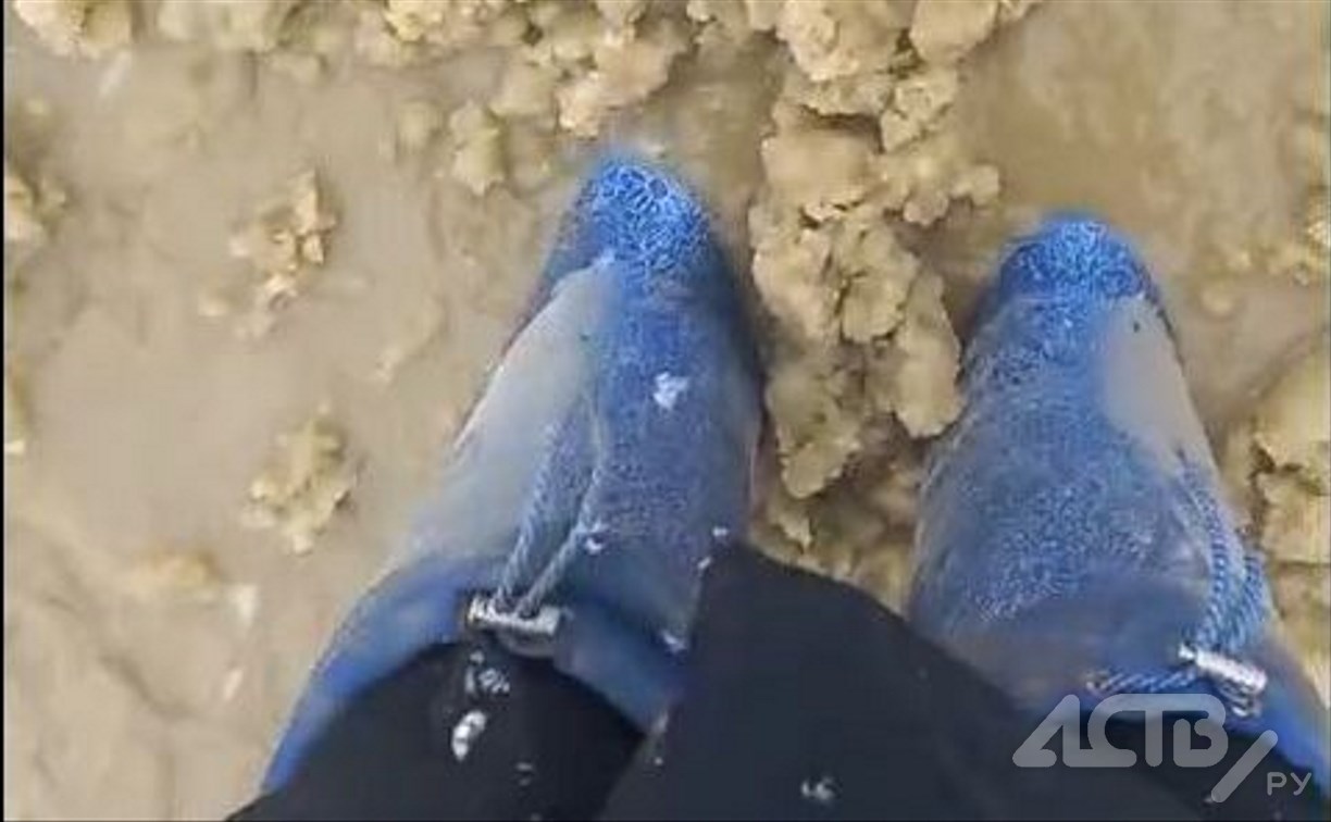 "Вода прибывает": Долинск после сильнейшей метели ещё и затопило из-за порыва трубы 