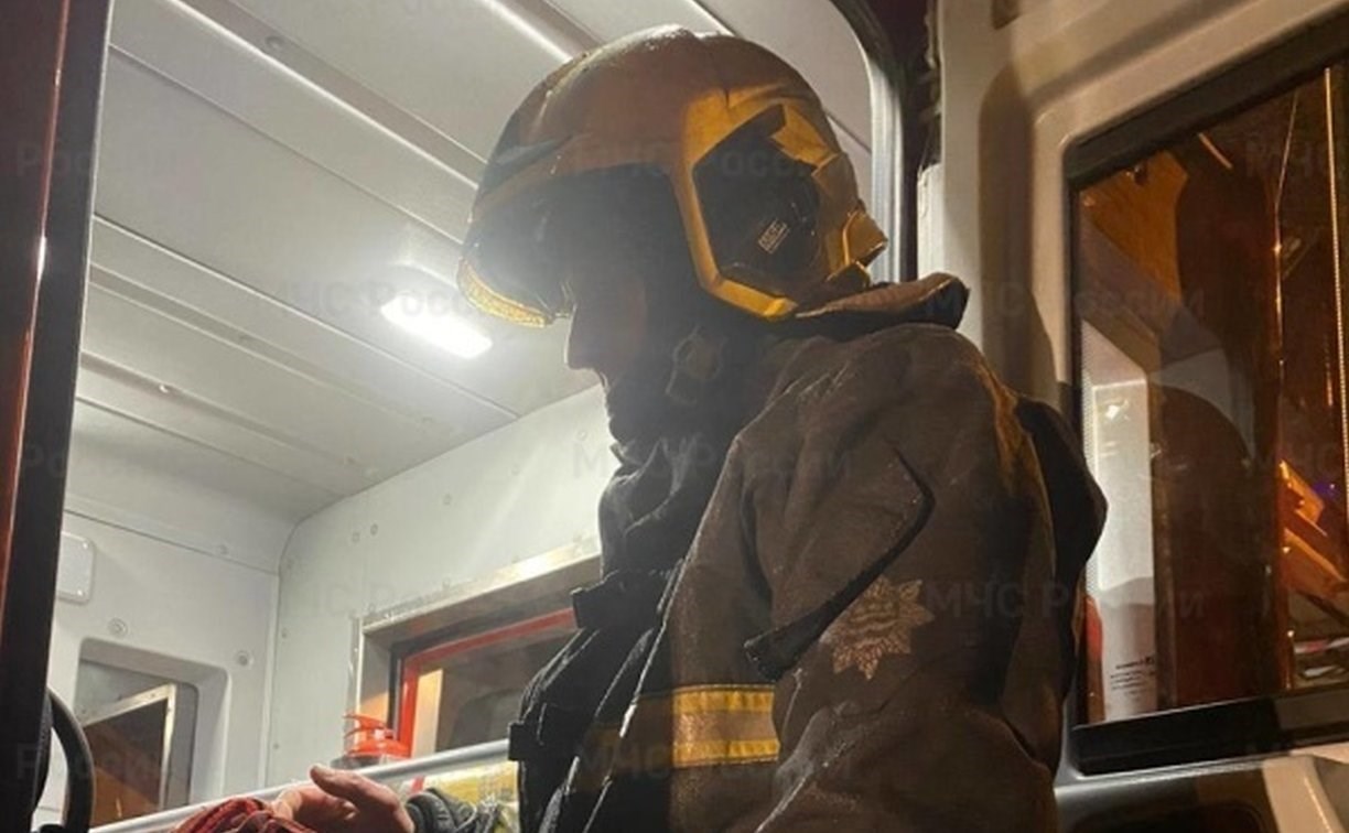 Крыша многоэтажки едва не пострадала из-за пожара в квартире в Охе