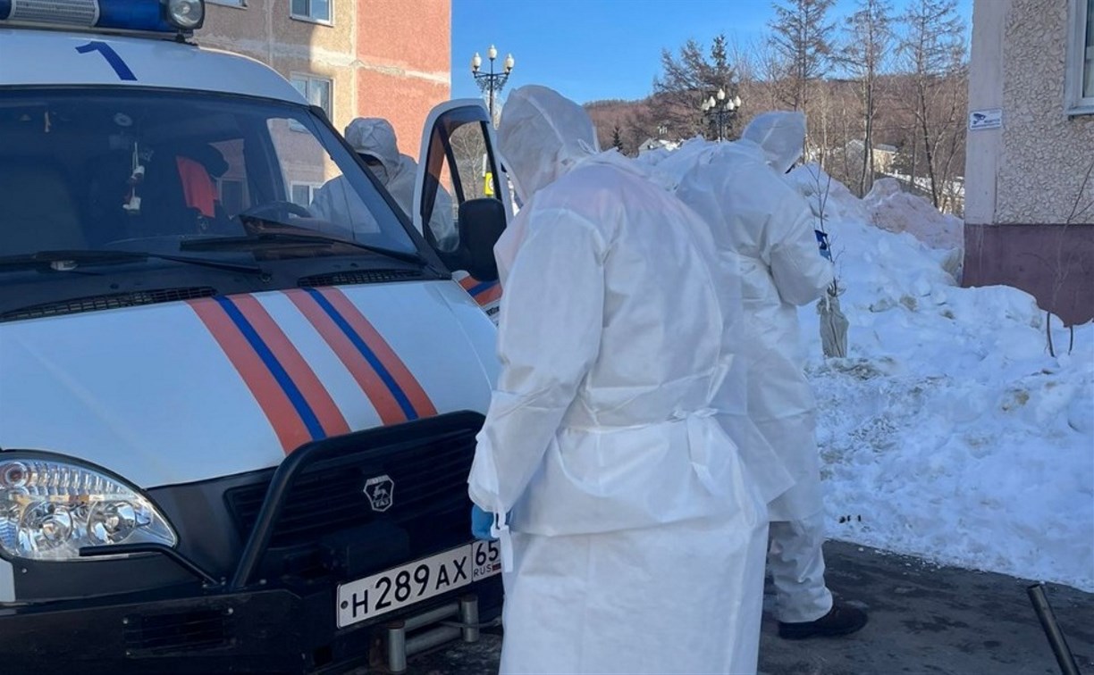 В Южно-Сахалинске спасатели в спецкостюмах транспортировали женщину с подозрением на COVID-19