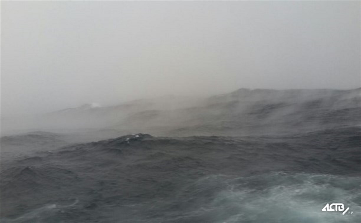 Двух сахалинцев на резиновой лодке унесло в море 