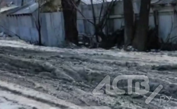 "Щебёнку видишь? Нет! А она есть!" жители "Тёплой долины" в Долинске терпят трудности из-за разбитой дороги