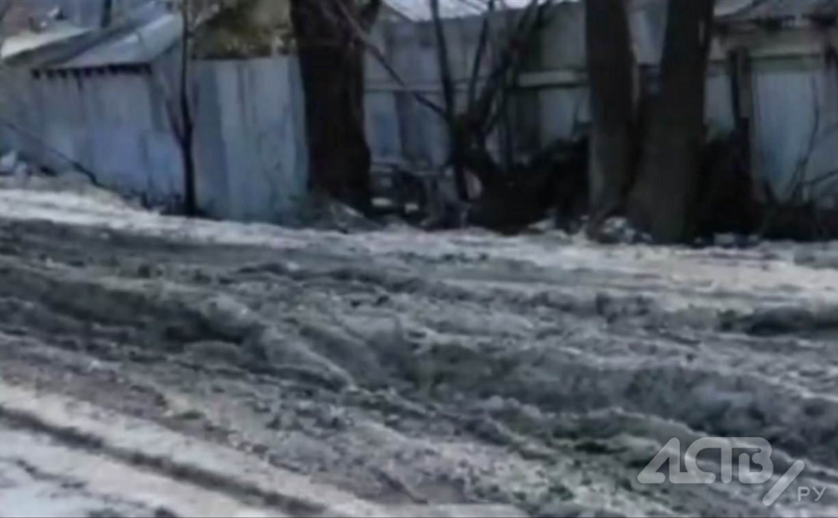 "Щебёнку видишь? Нет! А она есть!" жители "Тёплой долины" в Долинске терпят трудности из-за разбитой дороги