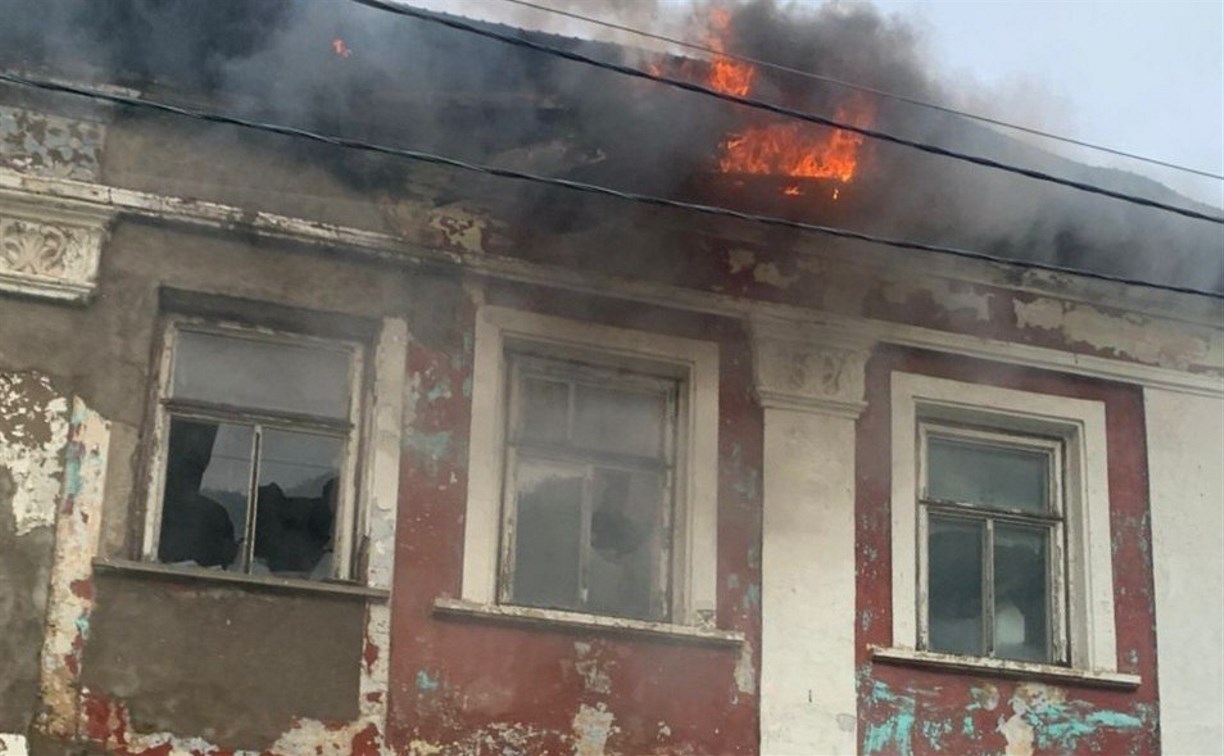 В Яблочном ночью огонь охватил более 300 квадратов заброшки 