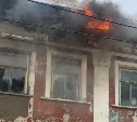 В Яблочном ночью огонь охватил более 300 квадратов заброшки 