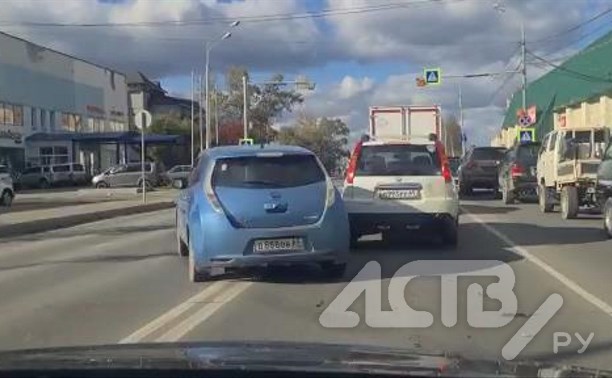 Злостный автохам на голубой "электричке" снова попал в объектив камеры в Южно-Сахалинске