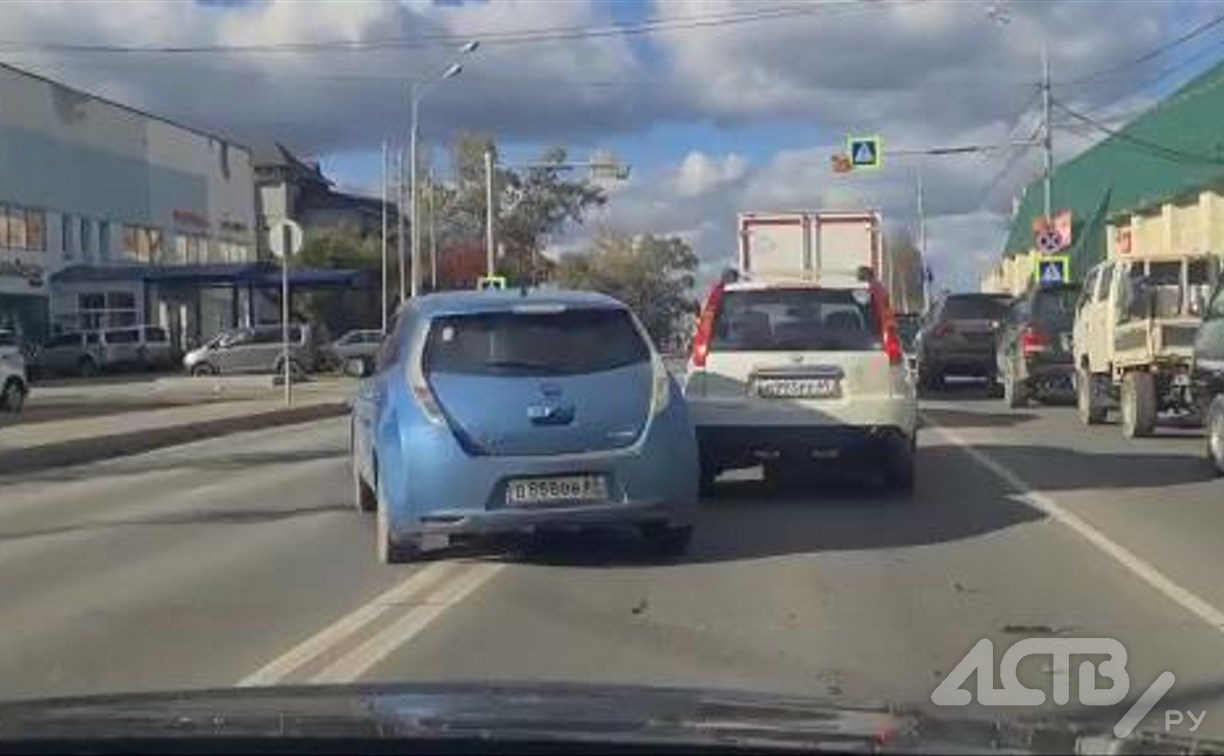 Злостный автохам на голубой "электричке" снова попал в объектив камеры в Южно-Сахалинске
