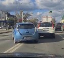 Злостный автохам на голубой "электричке" снова попал в объектив камеры в Южно-Сахалинске