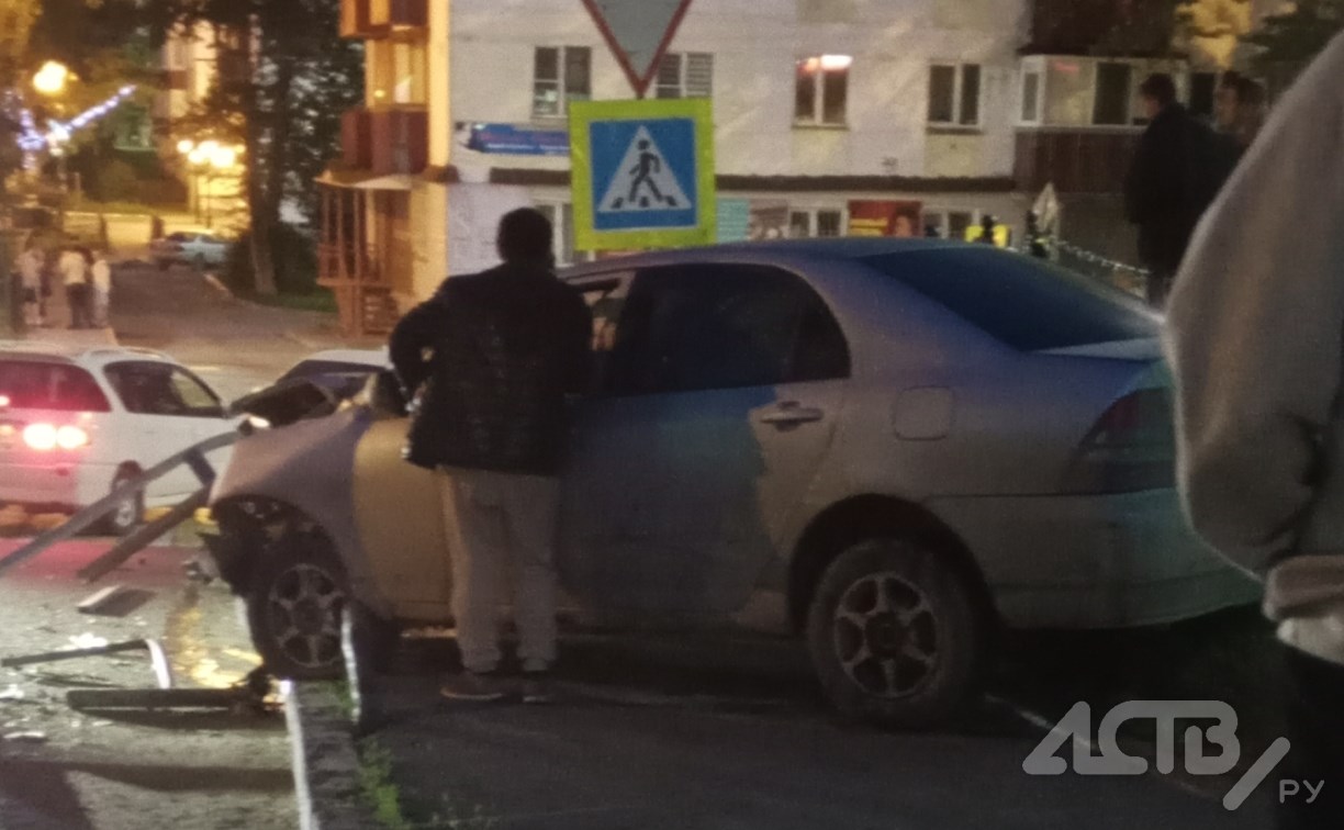 Автомобиль в Корсакове "спикировал" на дорожное ограждение