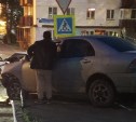 Автомобиль в Корсакове "спикировал" на дорожное ограждение